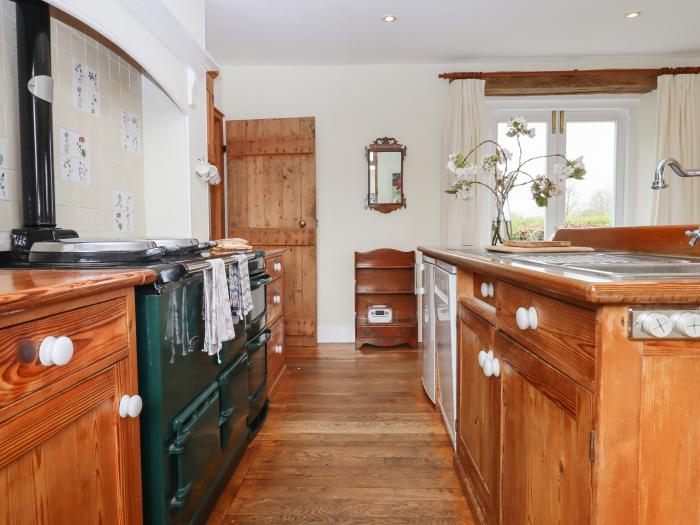 Monks Cottage is in Chagford, Devon. A romantic dwelling, with countryside views & in National Park.