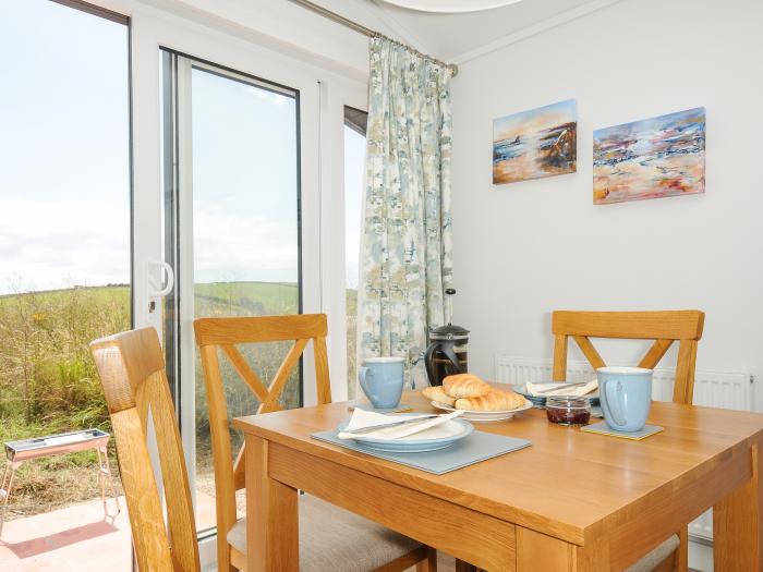 Midway Lodge, Cawsand, Kingsand, Cornwall. Pet-friendly. Close to a beach. Sea views. Electric stove