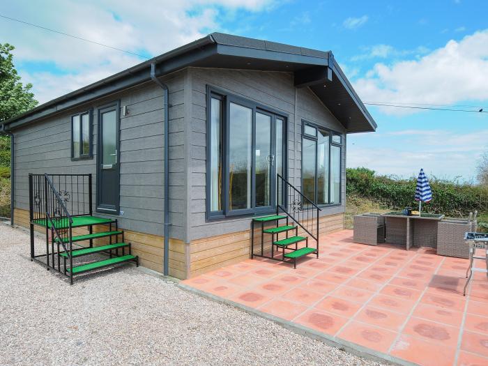 Midway Lodge, Cawsand, Kingsand, Cornwall. Pet-friendly. Close to a beach. Sea views. Electric stove