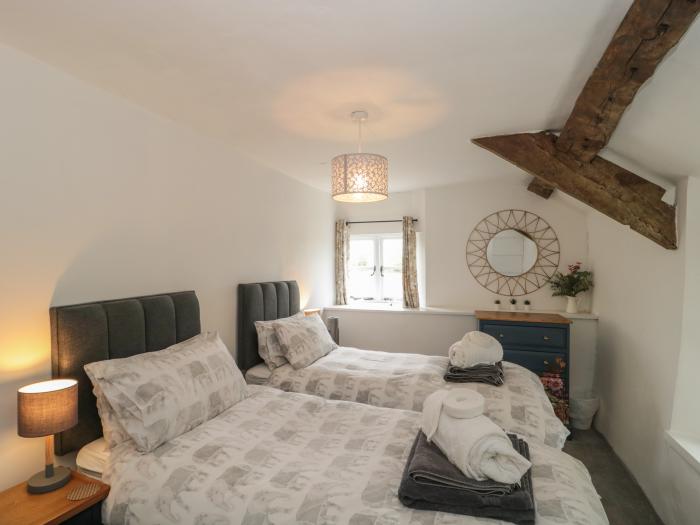 2 Pigsfoot Cottages, Ash Thomas near Halberton, Devon. Hot tub. Off-road parking. Pet-friendly. WiFi