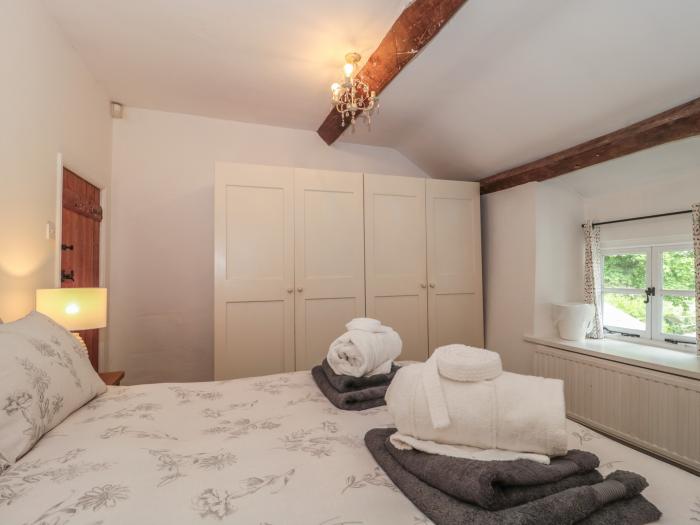 2 Pigsfoot Cottages, Ash Thomas near Halberton, Devon. Hot tub. Off-road parking. Pet-friendly. WiFi