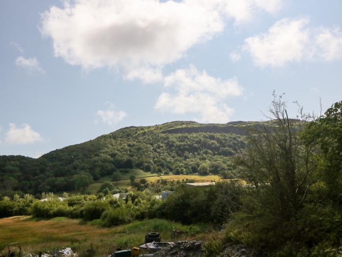 3 Pensyflog Barns in Porthmadog, Gwynedd. Four-bedroom cottage near the beach. Rural views. Stylish.