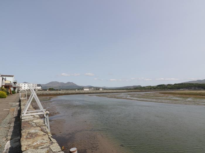 25 South Snowdon Wharf, Porthmadog, Gwynedd. Sea views. Perfect for birdwatching. Close to amenities