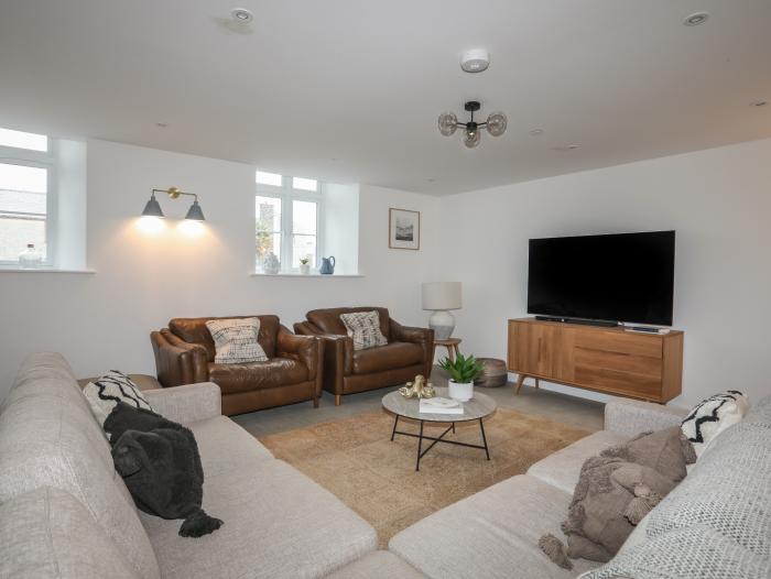 Ysgol Fawr, Benllech is in Anglesey. Close to amenities and beach. Near National Park. Dog-friendly.