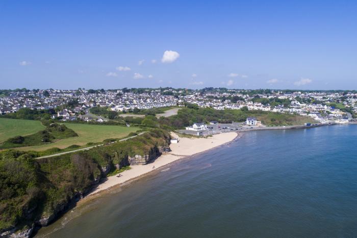 Ysgol Fawr, Benllech is in Anglesey. Close to amenities and beach. Near National Park. Dog-friendly.