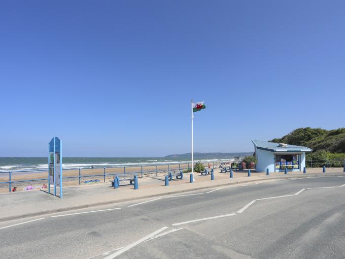 Ysgol Fawr, Benllech is in Anglesey. Close to amenities and beach. Near National Park. Dog-friendly.