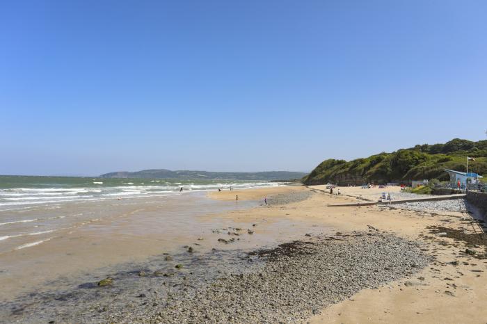 Ysgol Fawr, Benllech is in Anglesey. Close to amenities and beach. Near National Park. Dog-friendly.