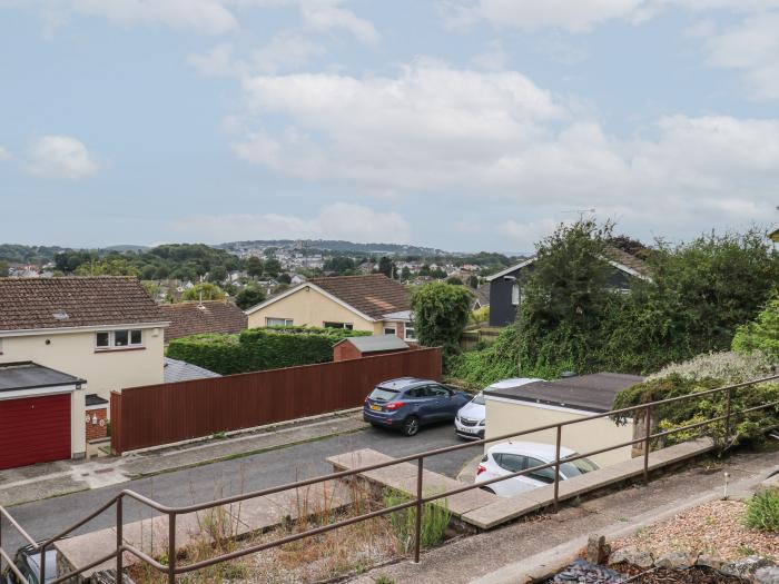 69 Velland Avenue, Torquay, Devon. Close to a beach, a shop and a pub. Garden. TV. WiFi. 2 bedrooms.