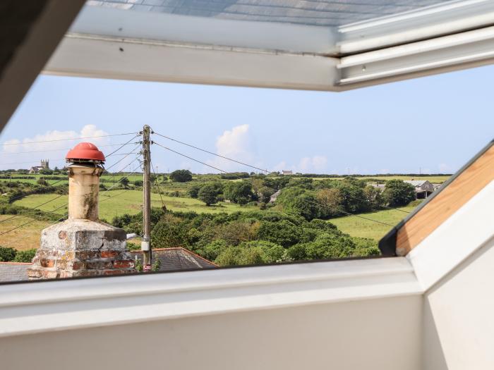 The Attic, Ruan Minor, Cornwall. Off-road parking. Smart TV. Close to amenities and beach. Sea view.