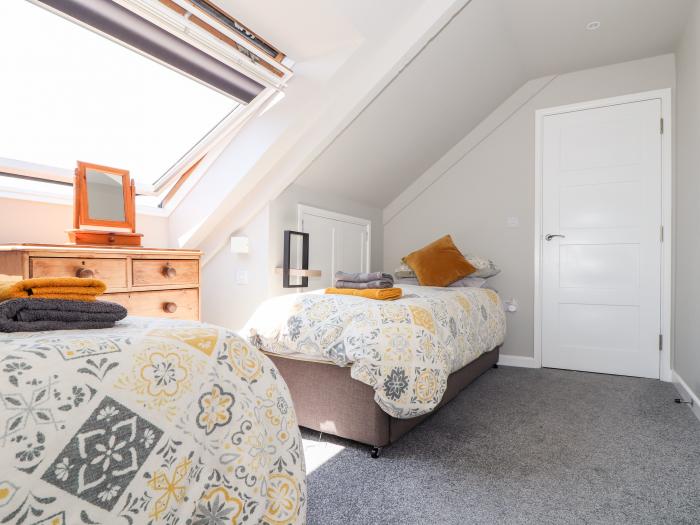 The Attic, Ruan Minor, Cornwall. Off-road parking. Smart TV. Close to amenities and beach. Sea view.