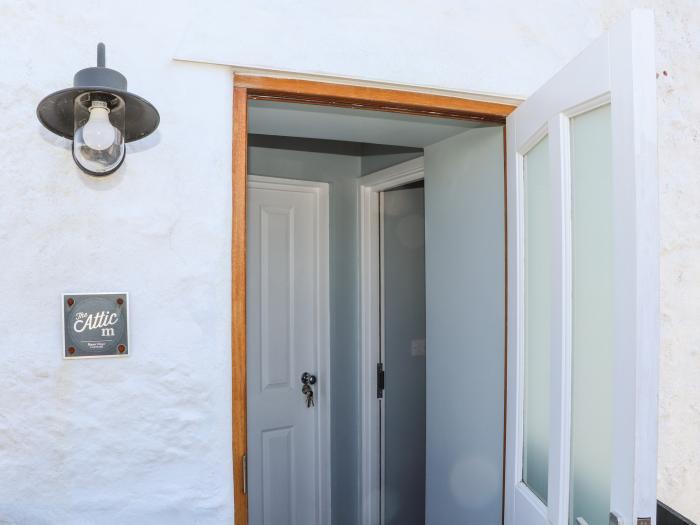 The Attic, Ruan Minor, Cornwall. Off-road parking. Smart TV. Close to amenities and beach. Sea view.