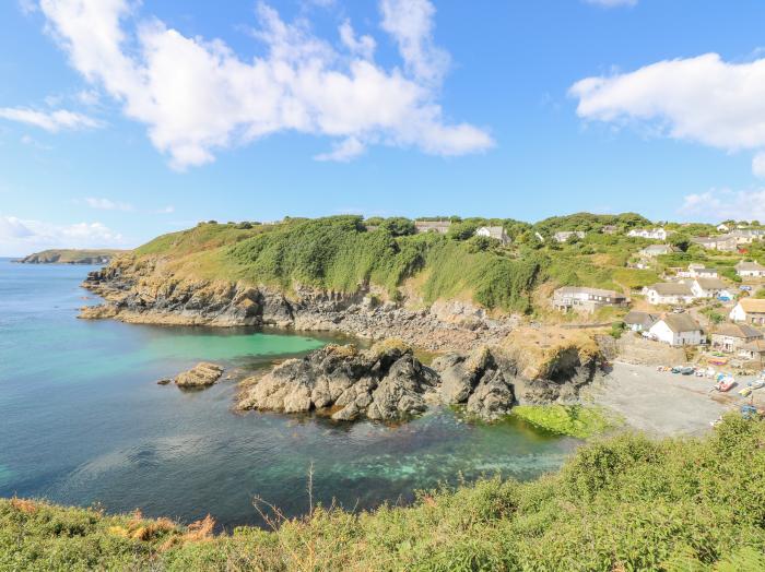 The Attic, Ruan Minor, Cornwall. Off-road parking. Smart TV. Close to amenities and beach. Sea view.