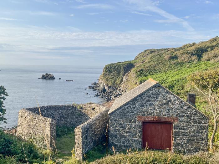 The Attic, Ruan Minor, Cornwall. Off-road parking. Smart TV. Close to amenities and beach. Sea view.