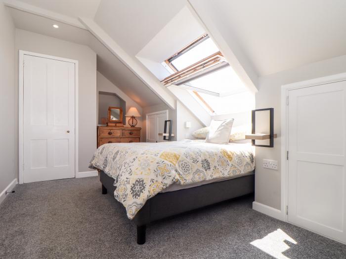 The Attic, Ruan Minor, Cornwall. Off-road parking. Smart TV. Close to amenities and beach. Sea view.