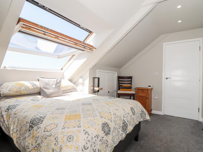 The Attic, Ruan Minor, Cornwall. Off-road parking. Smart TV. Close to amenities and beach. Sea view.