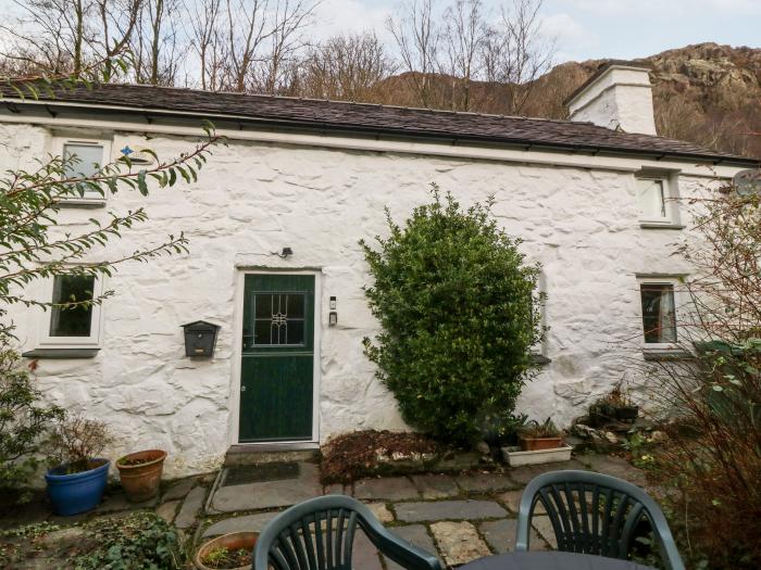 Is Y Graig, Beddgelert, Gwynedd. Pet-friendly. Character property. Woodburner. In National Park. TV.