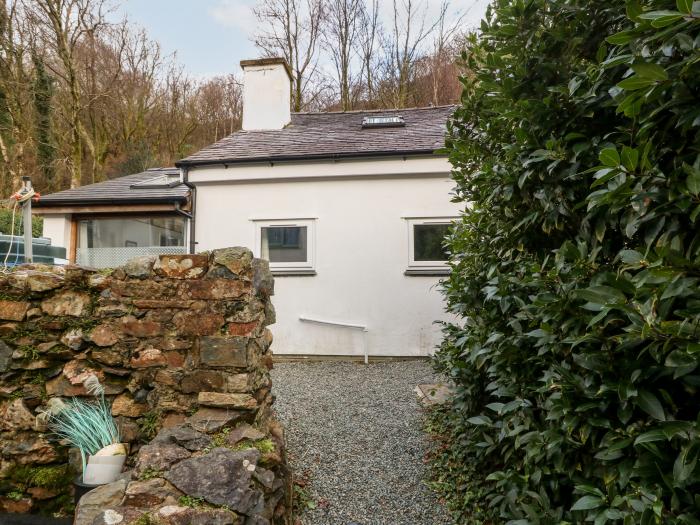 Is Y Graig, Beddgelert, Gwynedd. Pet-friendly. Character property. Woodburner. In National Park. TV.