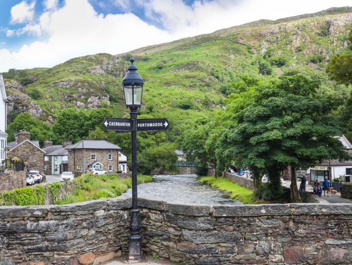 Is Y Graig, Beddgelert, Gwynedd. Pet-friendly. Character property. Woodburner. In National Park. TV.