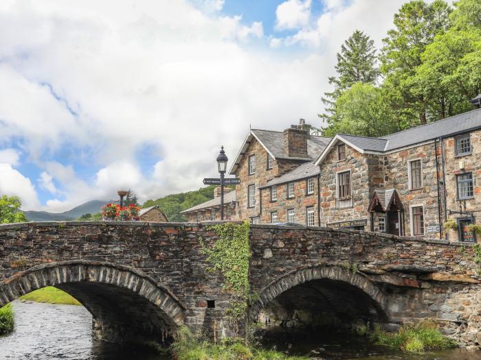 Is Y Graig, Beddgelert, Gwynedd. Pet-friendly. Character property. Woodburner. In National Park. TV.