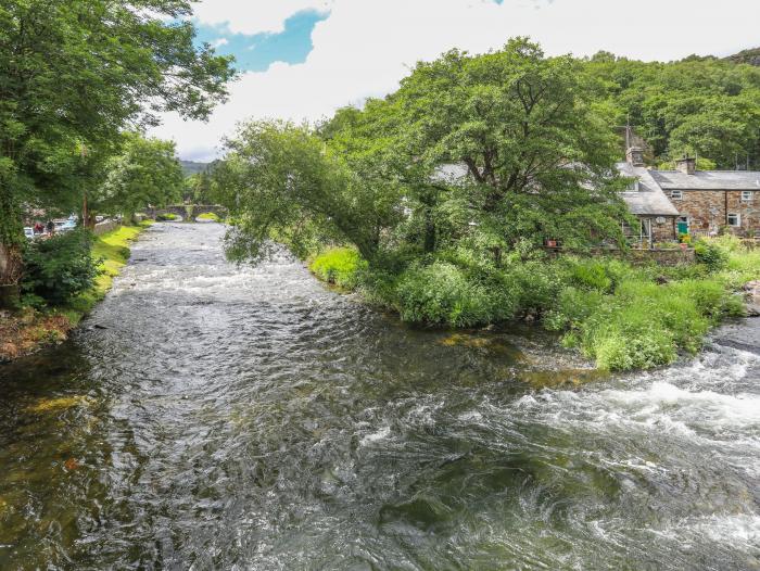 Is Y Graig, Beddgelert, Gwynedd. Pet-friendly. Character property. Woodburner. In National Park. TV.