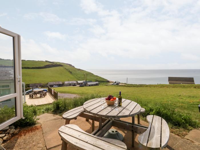 Siesta Chalet in Eype, Dorset. Open-plan living. Coastal location. Sea views. Child-friendly. 2-bed.