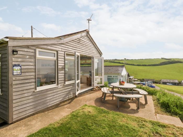 Siesta Chalet in Eype, Dorset. Open-plan living. Coastal location. Sea views. Child-friendly. 2-bed.