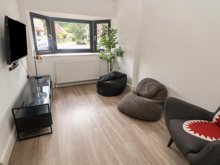 8 Abbey Lane Dell, Sheffield, South Yorkshire. Near National Park. Smart TV. Off-road parking. Dogs.