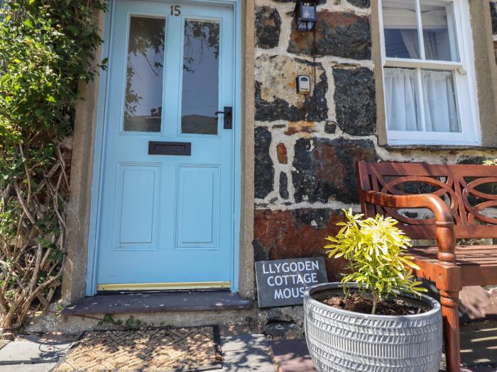 Llygoden Cottage, Beddgelert, Eryri National Park. Walking location. Two-bedrooms. Woodburning stove