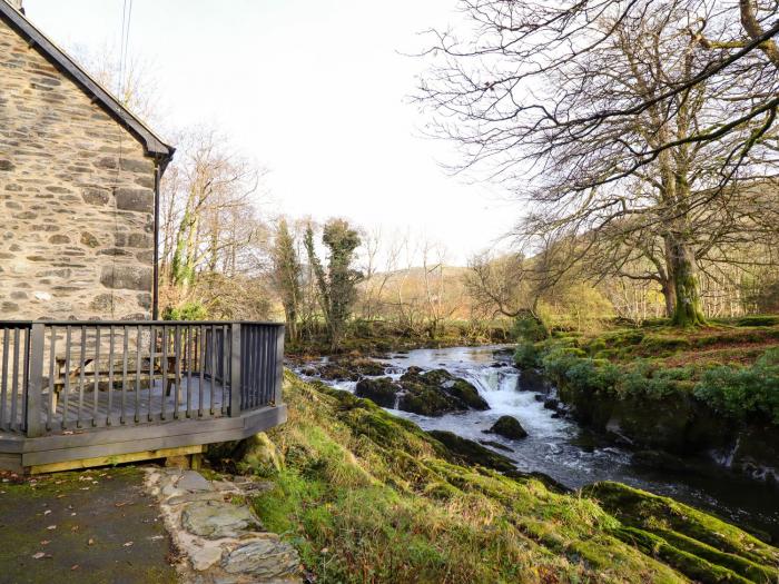 Pen y Bont, near Mallwyd, Gwynedd. Eryri. Off-road parking. Pet-friendly. Child-friendly. Riverside.