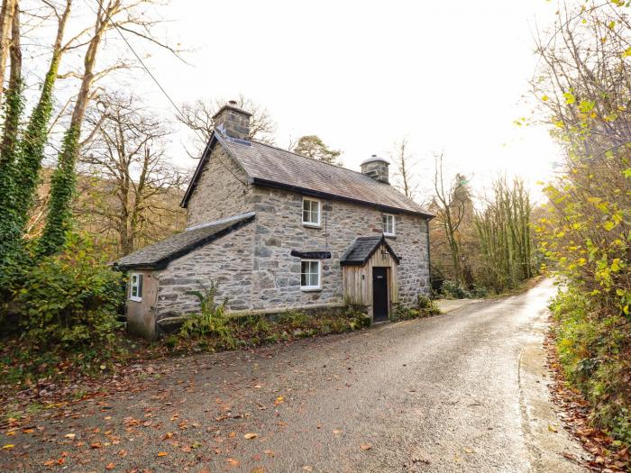 Pen y Bont, near Mallwyd, Gwynedd. Eryri. Off-road parking. Pet-friendly. Child-friendly. Riverside.