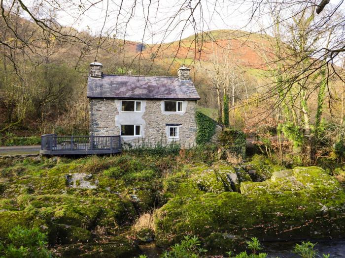 Pen y Bont, near Mallwyd, Gwynedd. Eryri. Off-road parking. Pet-friendly. Child-friendly. Riverside.