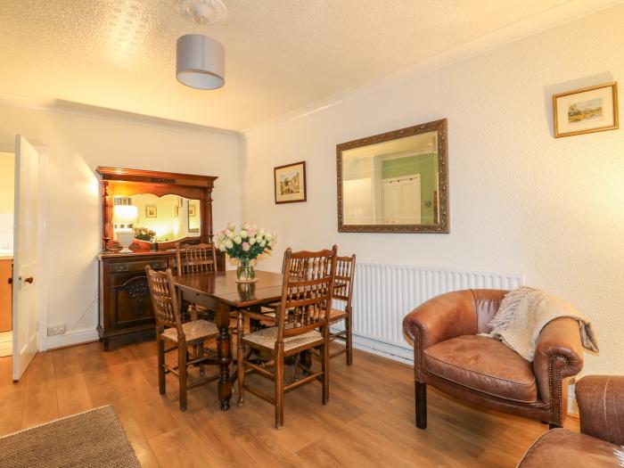 Knoll Cottage, Bakewell, Peak District. Pet-friendly. Close to a shop, pub and a river. WiFi and TV.