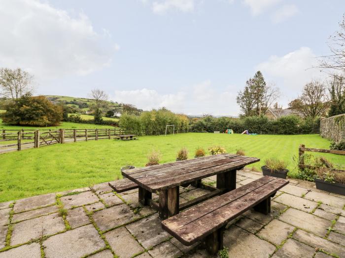 Heron House, Talley near Llandeilo, Carmarthenshire. Close to a shop, an abbey and a lake. TV. WiFi.