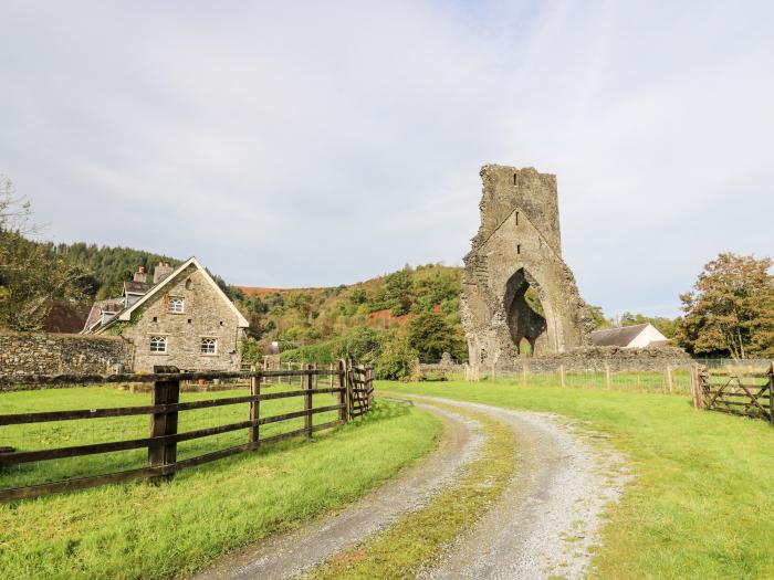 Heron House, Talley near Llandeilo, Carmarthenshire. Close to a shop, an abbey and a lake. TV. WiFi.