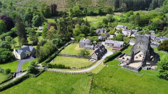 Heron House, Talley near Llandeilo, Carmarthenshire. Close to a shop, an abbey and a lake. TV. WiFi.