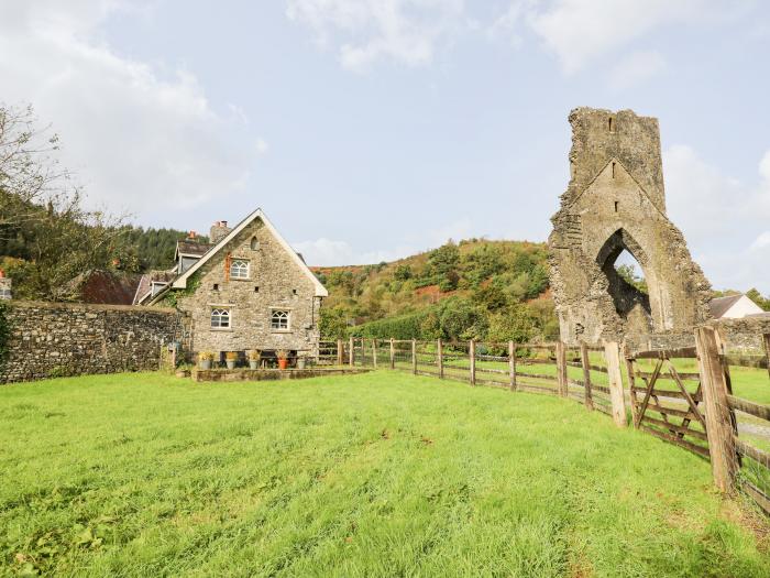 Buzzards Watch, Talley near Llandeilo, Carmarthenshire. Close to a shop, an abbey and a lake. Wi-Fi.