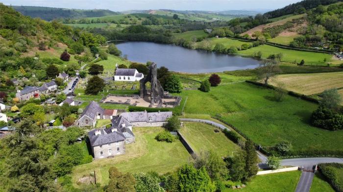 Buzzards Watch, Talley near Llandeilo, Carmarthenshire. Close to a shop, an abbey and a lake. Wi-Fi.