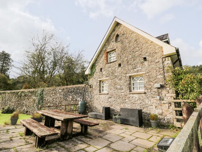 Otters Holt, Talley near Llandeilo, Carmarthenshire. Close to a shop, abbey and castle. Parking. TV.