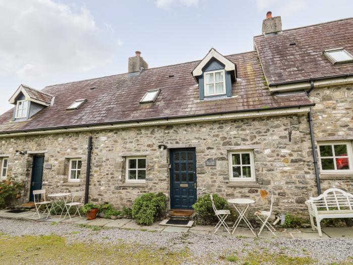 Otters Holt, Talley near Llandeilo, Carmarthenshire. Close to a shop, abbey and castle. Parking. TV.