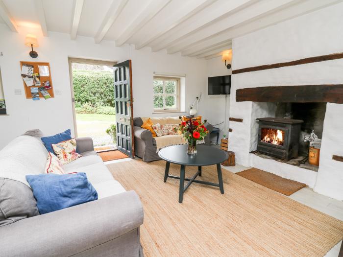 Otters Holt, Talley near Llandeilo, Carmarthenshire. Close to a shop, abbey and castle. Parking. TV.