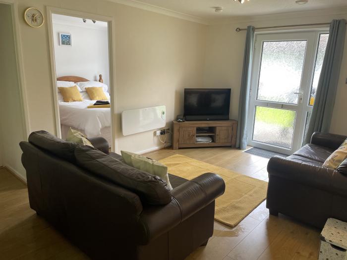 Bumble Bee Lodge, Rosecraddoc Lodge Holiday Village, near Liskeard, Cornwall. Pet-friendly. WiFi. TV