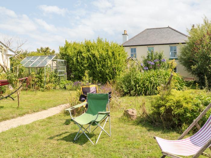 Pentira, Kuggar, Cornwall. TV. WiFi. Garden. Off-road parking for 3 cars. Shop, pub, beach close by.