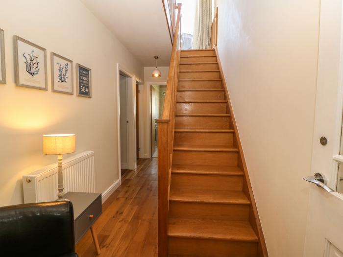 20 Glyn Y Mor is in Llanbedrog Gwynedd. Off-road parking. Balcony. Smart TV. Woodburning stove. 2bed