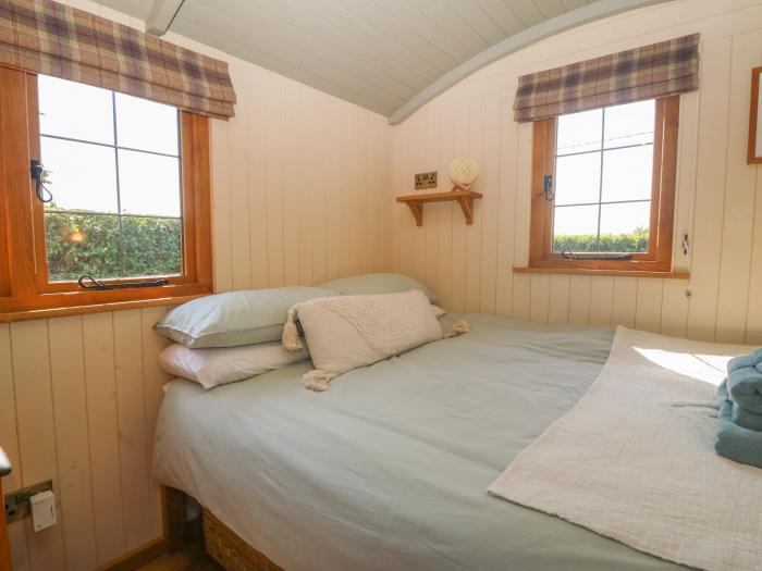 Nyth Bach, Llanfaelog near Rhosneigr, Anglesey, North Wales. Open plan. Studio-style. Parking. Dogs.