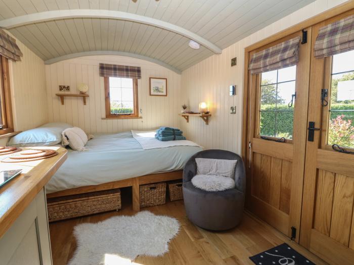 Nyth Bach, Llanfaelog near Rhosneigr, Anglesey, North Wales. Open plan. Studio-style. Parking. Dogs.