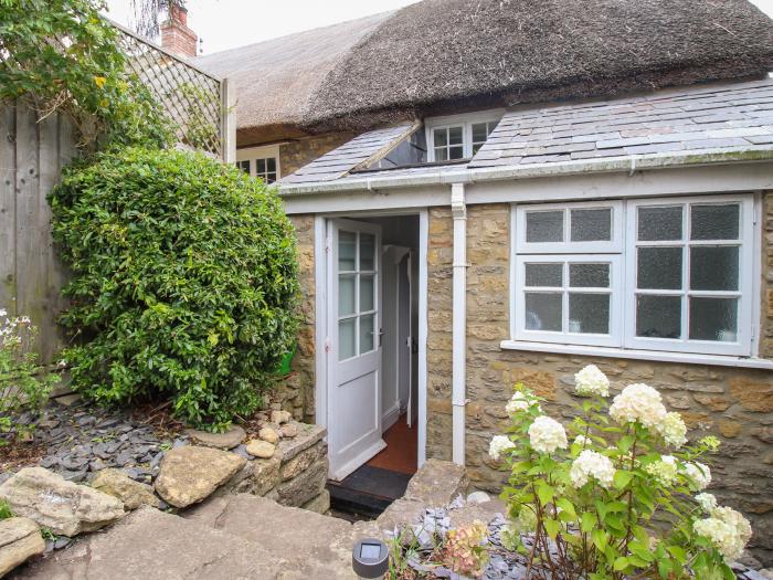 Dormouse Cottage, Burton Bradstock, Dorset. Ideal for families. Pets. Near the Jurassic Coast, WiFi.