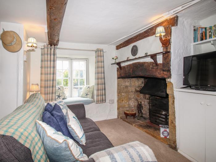 Dormouse Cottage, Burton Bradstock, Dorset. Ideal for families. Pets. Near the Jurassic Coast, WiFi.