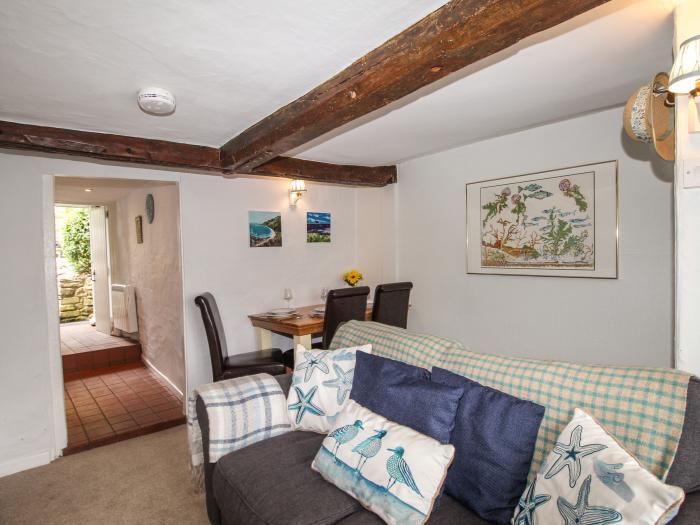 Dormouse Cottage, Burton Bradstock, Dorset. Ideal for families. Pets. Near the Jurassic Coast, WiFi.