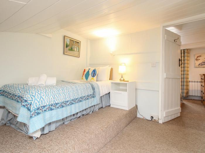 Dormouse Cottage, Burton Bradstock, Dorset. Ideal for families. Pets. Near the Jurassic Coast, WiFi.