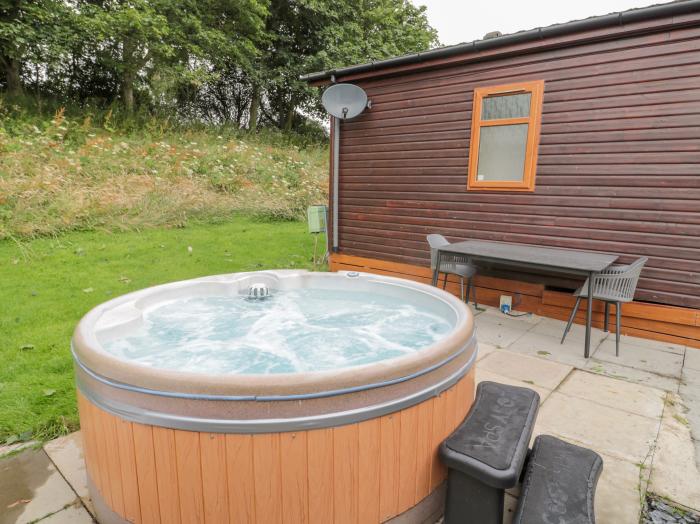 Aspen Lodge Felton, Morpeth, Northumberland. Off-road parking. Smart TV. Hot tub. Close to amenities